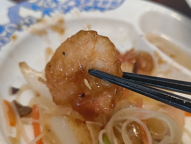 海老を食べる