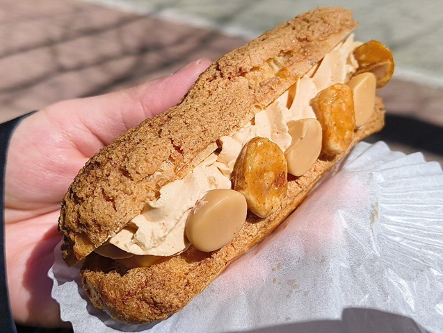 「choux lab（シュー ラボ）」で「キャラメルバニラとマカデミアナッツ」と「シュー カスタード」を買って隣の「亀戸緑道公園」のベンチに座って食べたのだ。その大きさと溢れんばかりのクリームの量に驚かされ、頬張れば、「たまご」の風味が実に濃厚。うまかったのだよ（笑）。（choux lab：江東区亀戸6丁目）