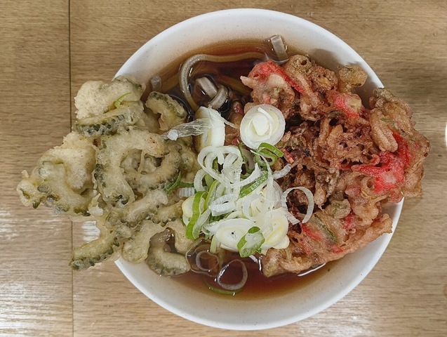 『一由そば』で「JKB」と「ゴーヤの天ぷら」で「太そば（小盛）」で朝餉。最後に丼の中に落ちているゲソを拾い口の中にいれて、ご馳走様なのだが、口の中のゲソは60mぐらいは噛んでいられるのだ。 まあ、その時間だけ長く『一由そば』の余韻を楽しんでいられるのだよ（笑）。（一由そば：荒川区西日暮里2丁目）