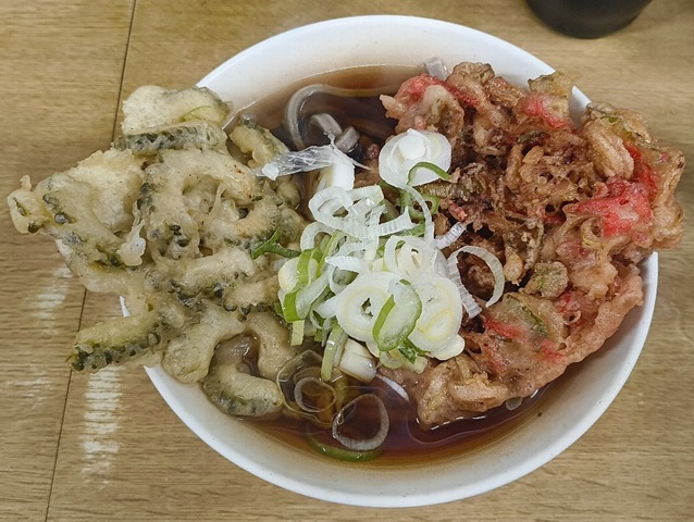 JKBとゴーヤの天ぷらで太そば（小盛）