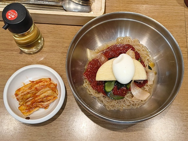 『妻家房 松屋浅草店』の「ビビン冷麺」でランチ。勿論「ビビン冷麵」もうまいのだが、いつも付いてくるだけの「キムチ」もうまい。デザートのように、最後に大切に味わったが、最近、冨に「キムチ」がうまくなってきたのだ。それは「おしんこの盛り合わせ」のようにだよ（笑）。（妻家房 松屋浅草店：花川戸一丁目）
