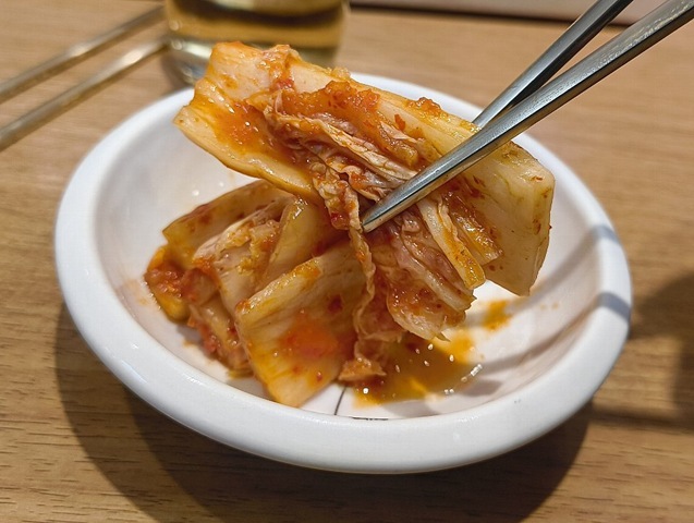 キムチを食べる
