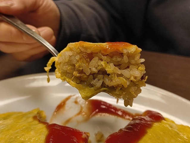 オムライスを食べる