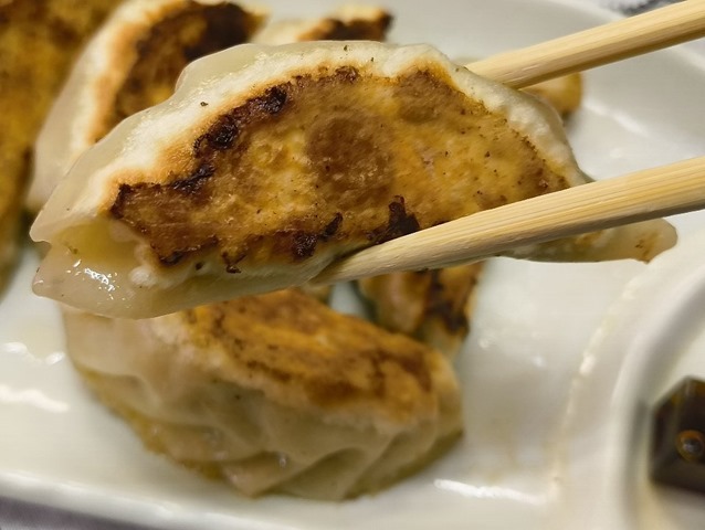羽生屋の餃子を食べる