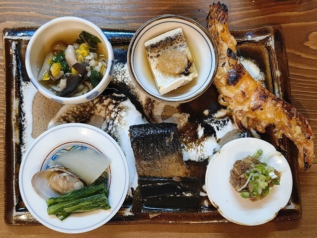 『蕎麦割烹 ながの』で夜のコース「秀」で夕餉。この店は味はもちろんのこと、コストパフォーマンスもタイムマネジメントも素晴らしい。これらを店主と奥様のふたりで切り盛りされているというのだから感服だ。 間違いなく、また行きたいと思える名店である。うまかったのだよ（笑）。（蕎麦割烹 ながの：墨田区東向島2丁目）