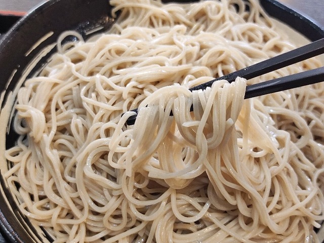 蕎麦を手繰る