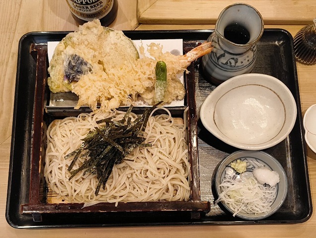 『つむぎ』の「大天ざる」と「板わさ」で「赤星」を呑んだこと。その「天ぷら」の揚げ方の見事さに、あたしは次々に「天ぷら」を平らげるが、ここの「天ぷら」の油加減が、数多い蕎麦屋の中では一番好きかもしれないな。勿論、うまかったのだよ（笑）。（つむぎ：浅草二丁目）