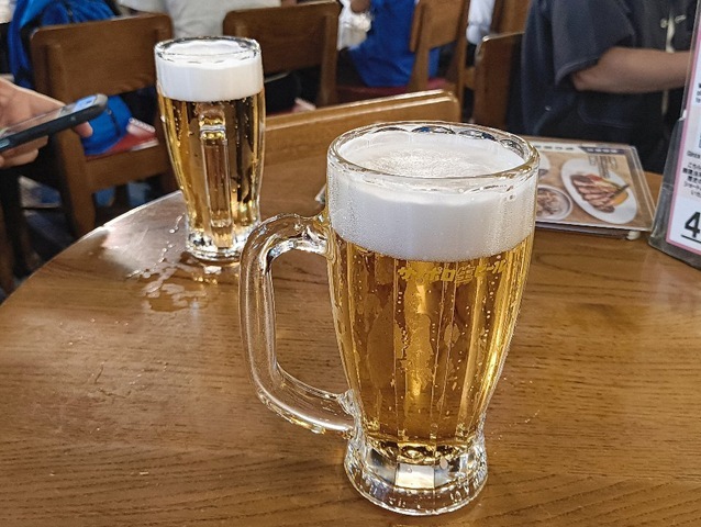岩手からのお客さまと「ビヤホールライオン銀座七丁目店」でビールを吞んだのだが、やっぱりここは『群衆』だよな。「食慾とおしやべりとに今歓楽をつくす群衆、 まるで魂の銭湯のやうに」。勿論、うまいのだよ（笑）。（ビヤホールライオン銀座七丁目店：中央区銀座7丁目）