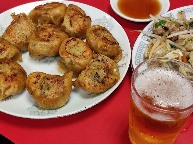 野菜炒めと餃子とビール