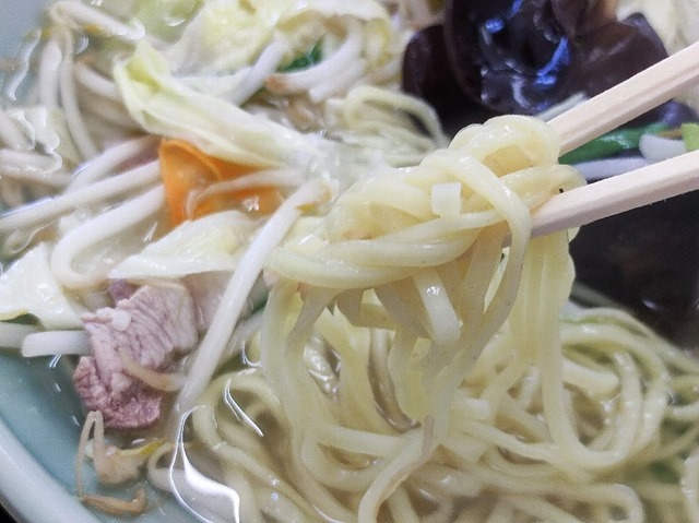 麺を手繰る