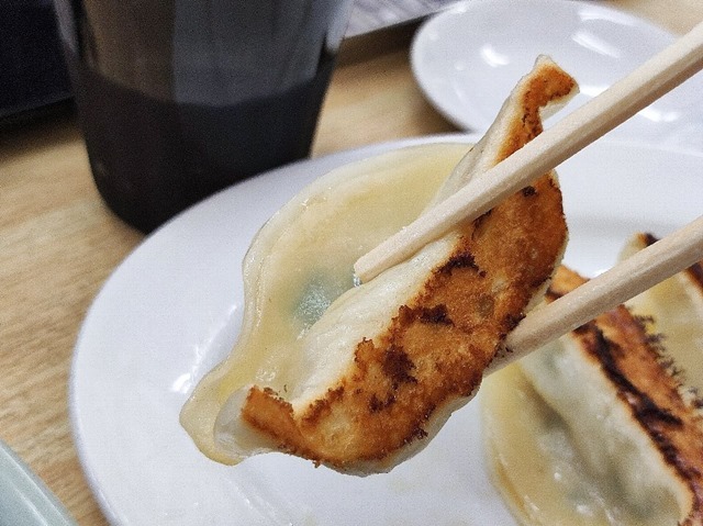 餃子を食べる