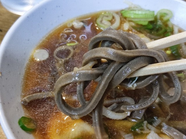 蕎麦を手繰る