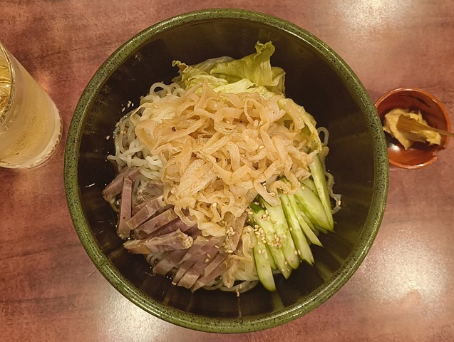「喫茶店呑み」と洒落込んでみた（笑）。『ロッジ赤石』で「けんけん」と「ハイボール ダブル」と「焼きそば」と「冷し中華」で〆たのだが、その「冷し中華」の姿に惚れてしまったのだ。勿論、うまかったのだよ（笑）。（ロッジ赤石：浅草三丁目）