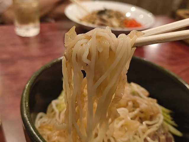 中華麺を食べる