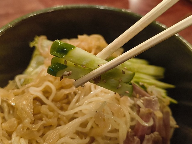 きゅうりを食べる