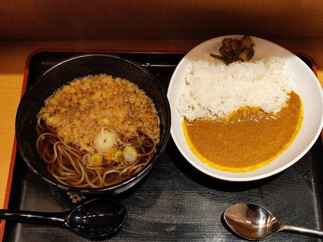 半よもだカレー＆半たぬきそばセット