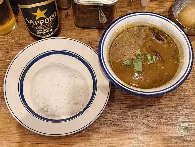 『エチオピア カリー キッチン アトレ 』で「豆カリー」とサッポロ黒ラベルでランチ。カレーはサラリとした質感。スプーンを入れて中身をすくってみと、 おー、ひよこ豆、レンズ豆、ムング豆などがたっぷり入っている。「いっぱい入っているぞ」と期待を込めて一口、うまかったのだよ（笑）。（エチオピア カリー キッチン アトレ秋葉原1店：千代田区外神田1丁目 アトレ秋葉原1 1F）