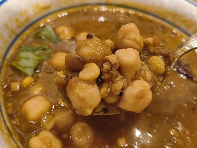 ひよこ豆、レンズ豆、ムング豆などがたっぷり入っている