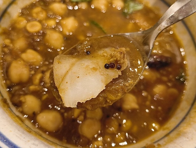 ジャガイモを食べる