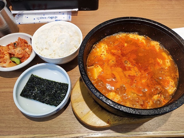 スンドウブチゲとご飯とキムチと韓国海苔