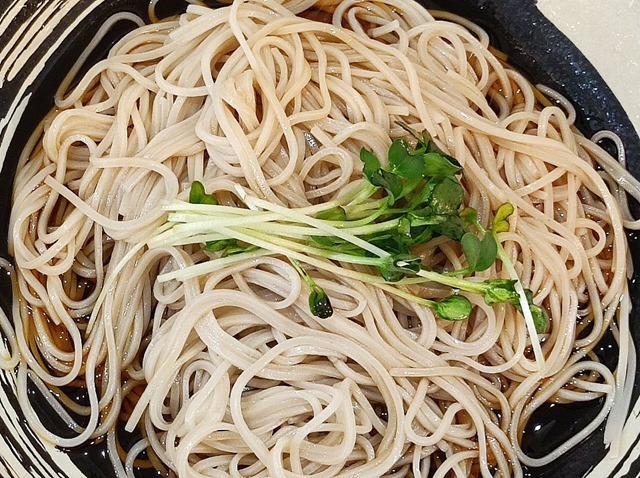 貝割れがのっているぶっかけスタイルの蕎麦