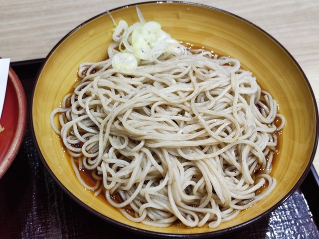 蕎麦はぶっかけで提供される