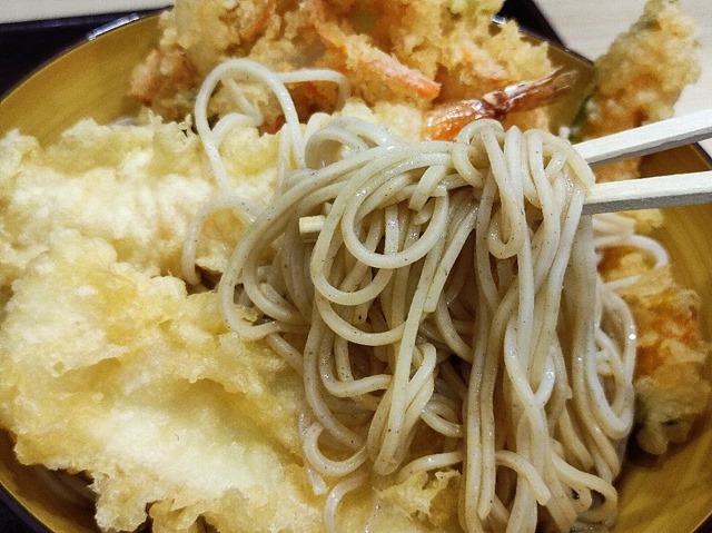 蕎麦を手繰る