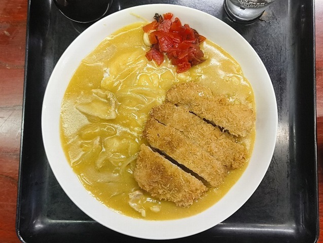 『東嶋屋』で今日もこの味に再会できた喜びを、キンと冷えたビールの余韻とともに噛み締める。 いや、「世界一うまい蕎麦屋のライスカレー」、その名にそぐわない「カツカレー」は最高にうまかったのだよ （笑）。（東嶋屋：竜泉一丁目）