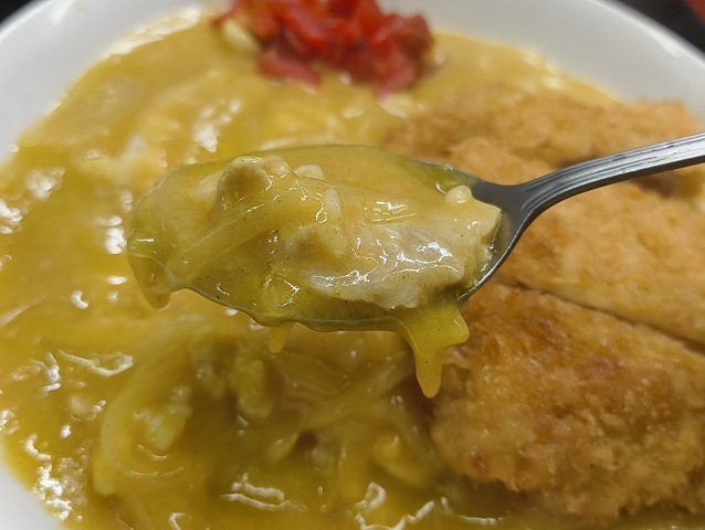 ライスカレーを食べる