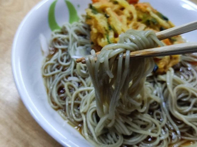 蕎麦を手繰る