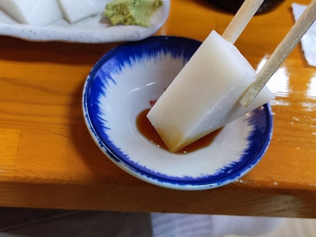 板わさを食べる