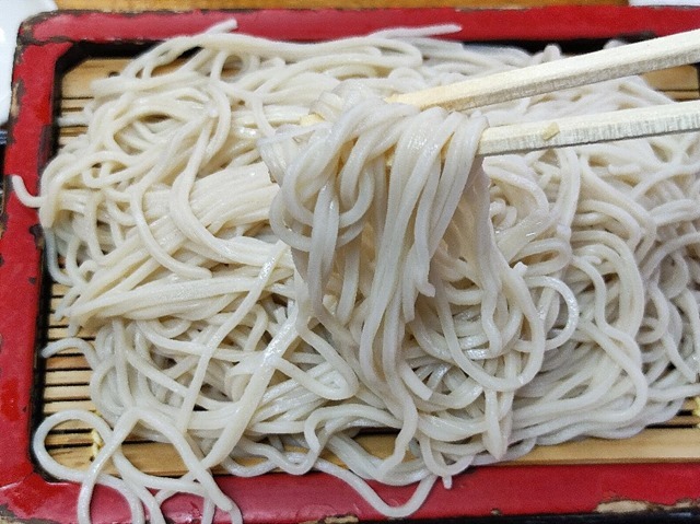 もりそばを手繰る