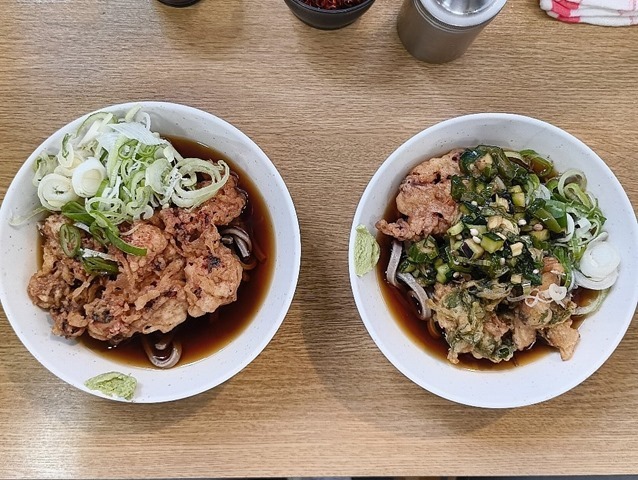 冷し太そば（小盛）＋山形だし＋あさりと三つ葉のかき揚げ＋ミニゲソ天と冷し太そば（小盛）＋ジャンボゲソ天