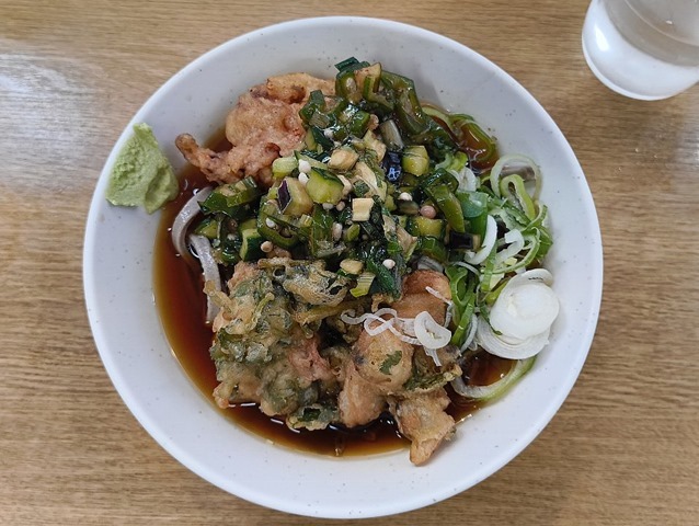 冷し太そば（小盛）＋山形だし＋あさりと三つ葉のかき揚げ＋ミニゲソ天