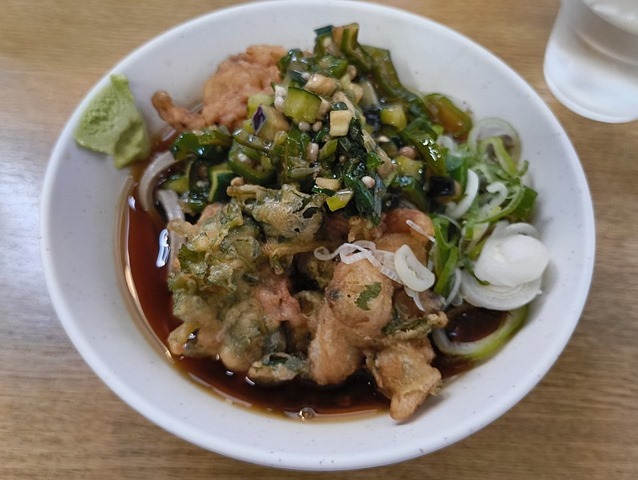 冷し太そば（小盛）＋山形だし＋あさりと三つ葉のかき揚げ＋ミニゲソ天