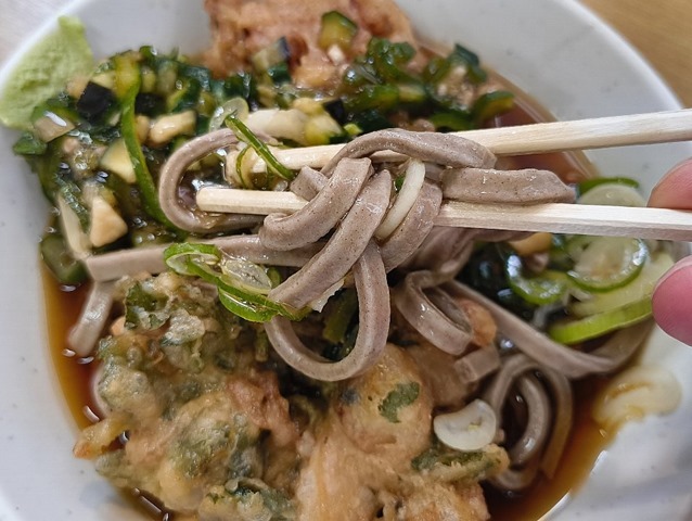 山形だしを蕎麦に絡めて手繰る