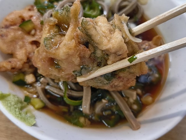 あさりと三つ葉のかき揚げを食べる