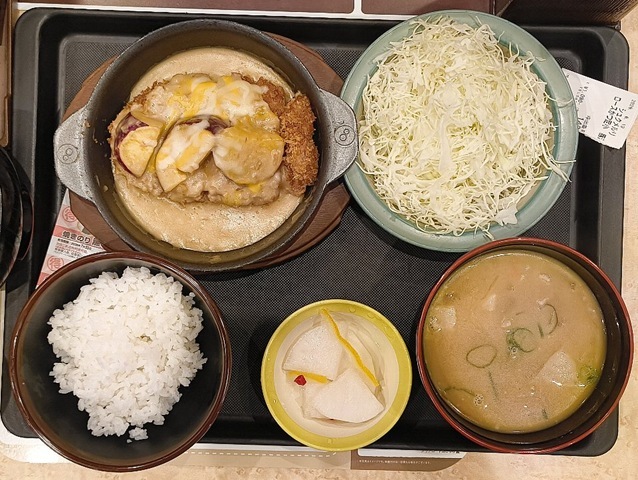 シュクメルリ ロースかつ定食（ご飯小）