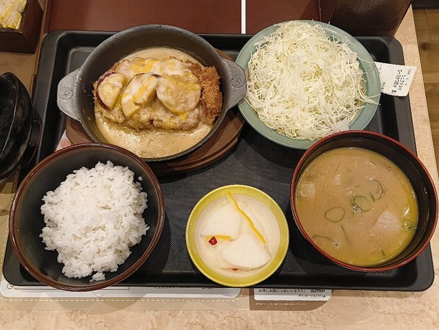シュクメルリ ロースかつ定食（ご飯小）