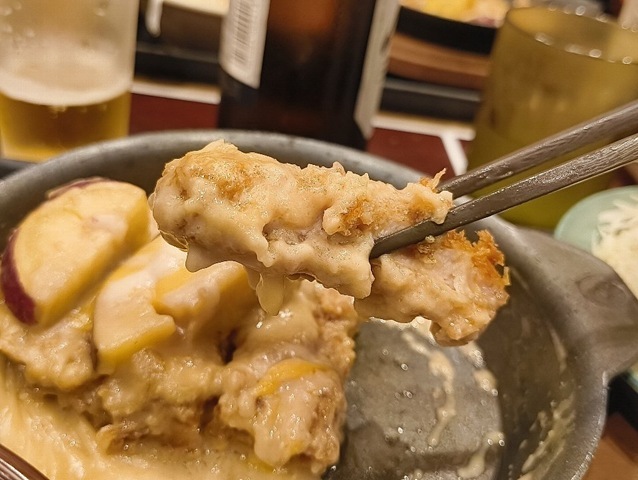 ロースかつをホワイトソースと共にいただく