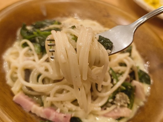 きのことほうれん草のクリームスパゲッティを食べる