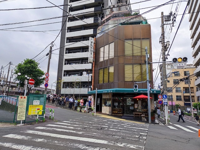 東十条駅の直ぐ側に店はある