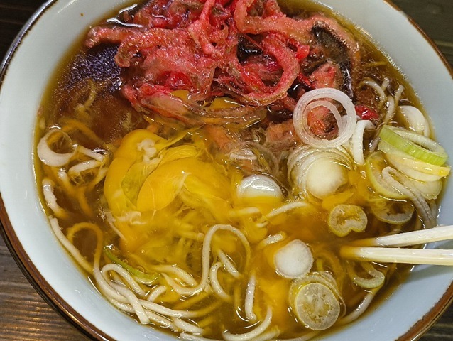 たまごを蕎麦全面にぶちまける