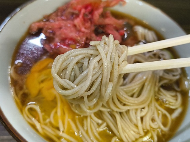 蕎麦をたたまごを一緒に手繰る