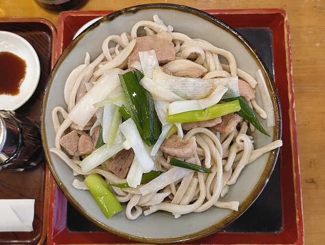 「浅草角萬」の「冷やし肉南ばんそば大盛」（冷や肉大）と「おしんこ」と「ビール」でランチ。「豚肉」と「ねぎ」を頬張り、「蕎麦」を噛み締め、そして「おしんこ」を挟んでは「ビール」を吞み下す。 いやはや、しっかりとうまいのだよ（笑）。（浅草 角萬：浅草四丁目）