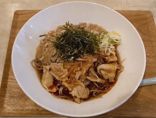 「風雷庵 浅草本店」で「肉そば温」でランチ。今回は温かい「蕎麦」なのだが、思い切って掻き混ぜて手繰ってみる。「ラー油」も「天かす」も味が立ち、その上「花山椒」の香り（だと思う）が強烈なのだ。うまかったのだよ（笑）。（風雷庵 浅草本店：花川戸一丁目）