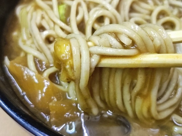 カレーそば＋生たまごを手繰るのだ