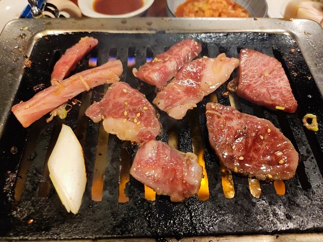 カルビを焼く