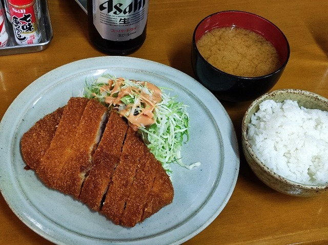 ロースカツ定食とビール