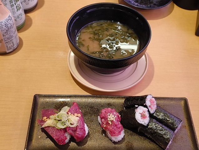 馬刺し食べ比べとかつお香るあおさと海苔の味噌汁